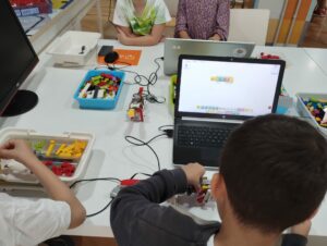 Alumnos trabajando con sus robots